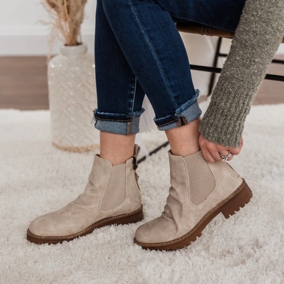 Blowfish Shoes - NWOT Blowfish Women’s Ankle Boots Size 6